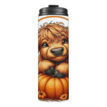 Niedlicher Cartoon Hochlandkuh mit Pumpkins