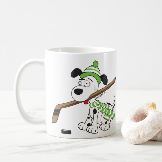 Niedlicher Cartoon Hockey Hund Green Scarf und Hut Kaffeetasse (Mit Donut)