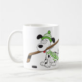 Niedlicher Cartoon Hockey Hund Green Scarf und Hut Kaffeetasse (Links)