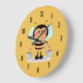 Niedlicher Cartoon Hummeln trägt Eimer Große Wanduhr (Winkel)