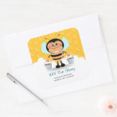 Niedlicher Cartoon Hummeln trägt Eimer Quadratischer Aufkleber (Umschlag)