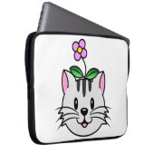 Niedlicher Cartoon Katze mit Blume auf ihrem Kopf Laptopschutzhülle (Vorne Rechts)