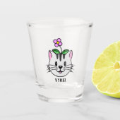 Niedlicher Cartoon Katze mit Blume auf ihrem Kopf Schnapsglas (Vorderseite)