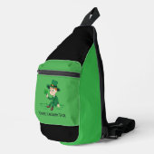Niedlicher Cartoon-Kobold mit Kleeblatt und Regenb Crossbody Bag (Rechte Ecke)