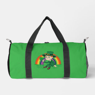 Niedlicher Cartoon-Kobold mit Kleeblatt und Regenb Duffle Bag