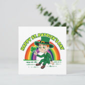 Niedlicher Cartoon-Kobold mit Kleeblatt und Regenb Einladung (Stehend Vorderseite)