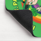 Niedlicher Cartoon-Kobold mit Kleeblatt und Regenb Mousepad (Ecke)