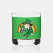 Niedlicher Cartoon-Kobold mit Kleeblatt und Regenb Whiskyglas (Rückseite)