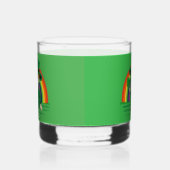 Niedlicher Cartoon-Kobold mit Kleeblatt und Regenb Whiskyglas (Links)