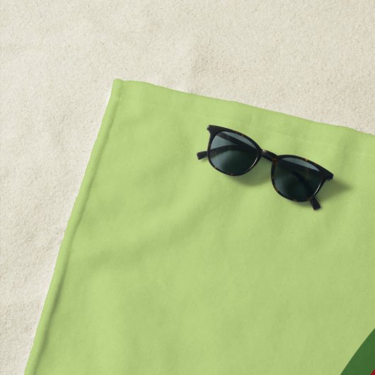 Niedlicher Cartoon Ladybug auf einem Felsvorsprung Strandtuch (Beispiel)