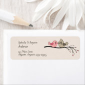 Niedlicher Cartoon Lovebirds auf dem Ast Valentins (Insitu)