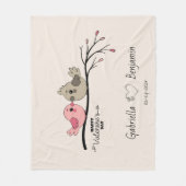 Niedlicher Cartoon Lovebirds auf dem Ast Valentins Fleecedecke (Vorderseite)