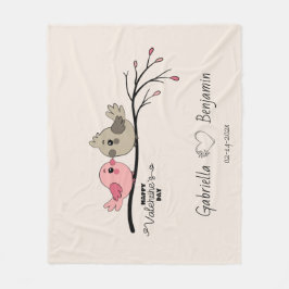 Niedlicher Cartoon Lovebirds auf dem Ast Valentins Fleecedecke