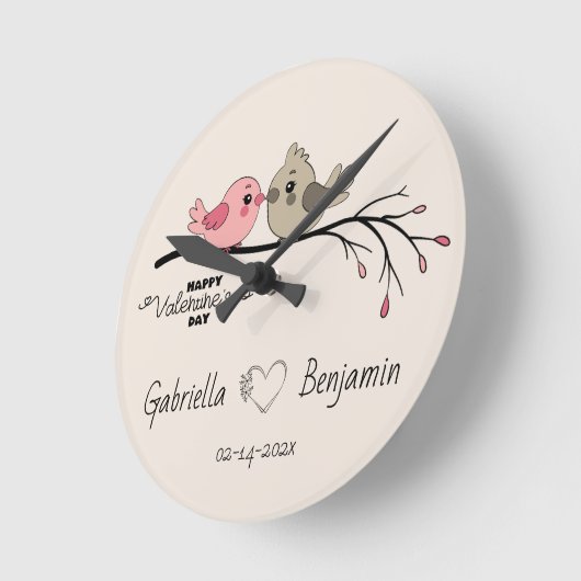 Niedlicher Cartoon Lovebirds auf dem Ast Valentins Runde Wanduhr (Winkel)