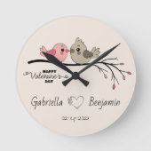 Niedlicher Cartoon Lovebirds auf dem Ast Valentins Runde Wanduhr (Vorderseite)