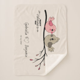 Niedlicher Cartoon Lovebirds auf dem Ast Valentins Sherpadecke