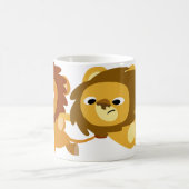 Niedlicher Cartoon Löwen in eiliger Tasse (Mittel)