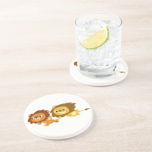 Niedlicher Cartoon Löwen in einer Eile Küche Unter Untersetzer (Seite)