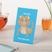 Niedlicher Cartoon mit Bartentreue Sockelschild (In SItu)