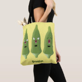 Niedlicher Cartoon mit Okra Tasche (Von Nahem)