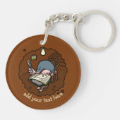 Niedlicher Cartoon Mole Novelist schreibt Buch in  Schlüsselanhänger (Rückseite)