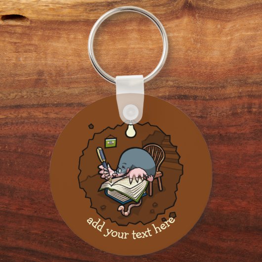 Niedlicher Cartoon Mole Novelist schreibt Buch in Schlüsselanhänger (Vorderseite)