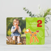 Niedlicher Cartoon Orange Giraffe Foto Kind Geburt Einladung (Stehend Vorderseite)