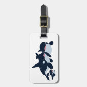 Niedlicher Cartoon Orca Familientraining Gepäckanhänger (Vorderseite vertikal)