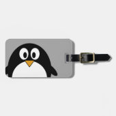 Niedlicher Cartoon Penguin mit grauem Hintergrund Gepäckanhänger (Vorderseite horizontal)