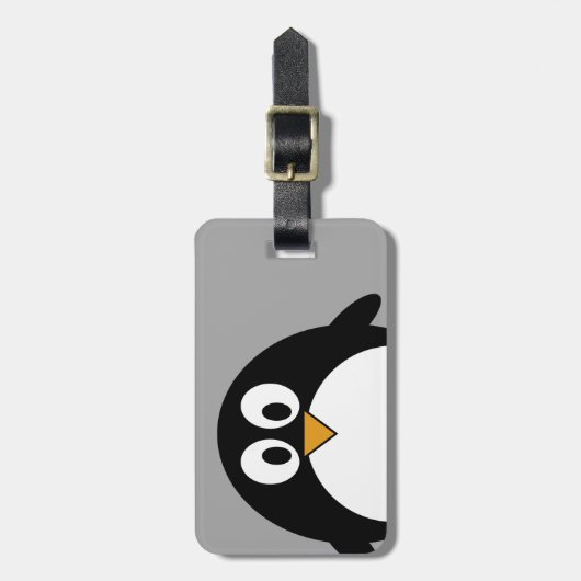 Niedlicher Cartoon Penguin mit grauem Hintergrund Gepäckanhänger (Vorderseite vertikal)