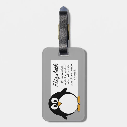 Niedlicher Cartoon Penguin mit grauem Hintergrund Gepäckanhänger (Rückseite vertikal)