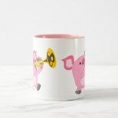 Niedlicher Cartoon Pig Playing Trumpet Tasse (Mittel)
