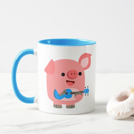 Niedlicher Cartoon Pig Playing Ukulele Tasse (Mit Donut)