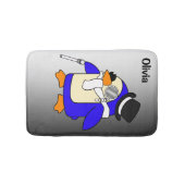 Niedlicher Cartoon Pinguin in Schwarz/Weiß Badematte (Vorderseite)