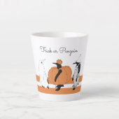 Niedlicher Cartoon Pumpkin Penguin Funny Halloween Milchtasse (Vorderseite)