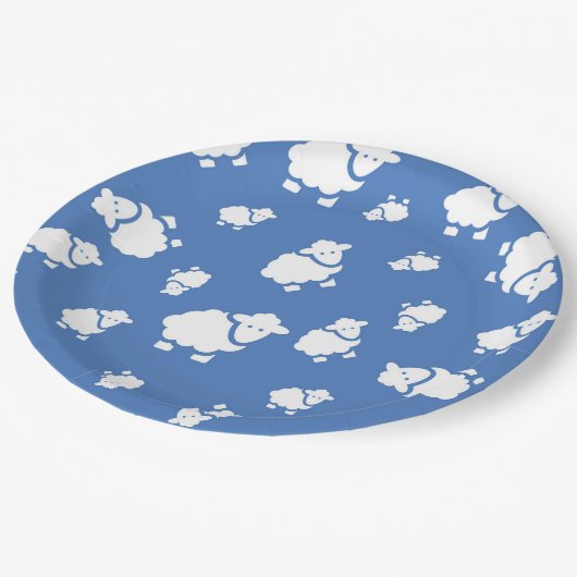 Niedlicher Cartoon Schafe auf blauem Hintergrund Pappteller (Schrägansicht)