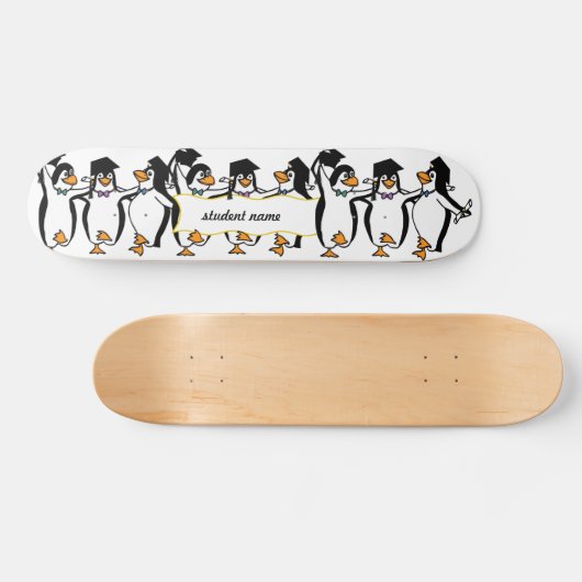 Niedlicher Cartoon Schließe Pinguine mit Banner Skateboard (Horizontal)