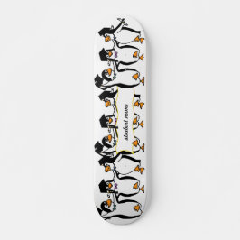 Niedlicher Cartoon Schließe Pinguine mit Banner Skateboard