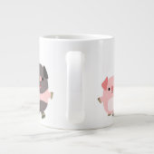 Niedlicher Cartoon Schweine auf einer Walk Jumbo-T Jumbo-Tasse (Rückseite)