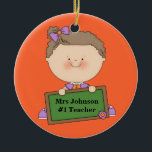 Niedlicher Cartoon Student Holding Chalkboard #1 L Keramikornament<br><div class="desc">Niedlicher Cartoon Student Holding Chalkboard #1 Lehrer Ersetzen Sie Text mit Ihrem eigenen oder verwenden Sie "Anpassen Sie es",  um die Hintergrundfarbe des Schriftartes zu ändern und mehr... </div>