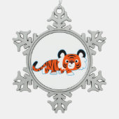 Niedlicher Cartoon Tiger auf der Kiefernwalbe Schneeflocken Zinn-Ornament (Vorderseite)