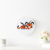 Niedlicher Cartoon Tiger auf der Wanduhr (Zuhause)