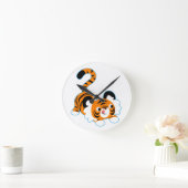Niedlicher Cartoon-Tiger bereit zu spielen Runde Wanduhr (Zuhause)