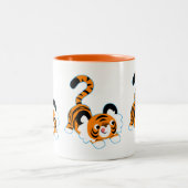 Niedlicher Cartoon Tiger bereit zum Spielen Zweifarbige Tasse (Mittel)