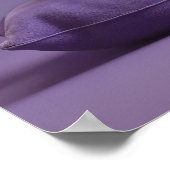 Niedlicher Cartoon Tortoiseshell Kitten auf Lila C Poster (Ecke)