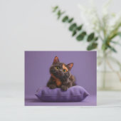 Niedlicher Cartoon Tortoiseshell Kitten auf Lila C Postkarte (Stehend Vorderseite)