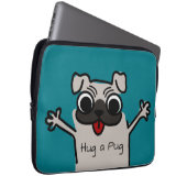 Niedlicher Cartoon Umarmen eines Mops Aquamarin Laptopschutzhülle (Vorne Rechts)
