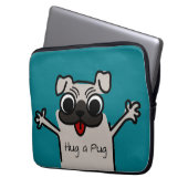 Niedlicher Cartoon Umarmen eines Mops Aquamarin Laptopschutzhülle (Vorderseite Links)