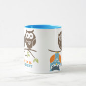 Niedlicher Cartoon wagen es, eine andere Tasse zu (Zentrum)