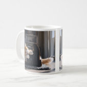 Niedlicher Cat Playing Boot Kaffeetasse (Vorderseite Links)